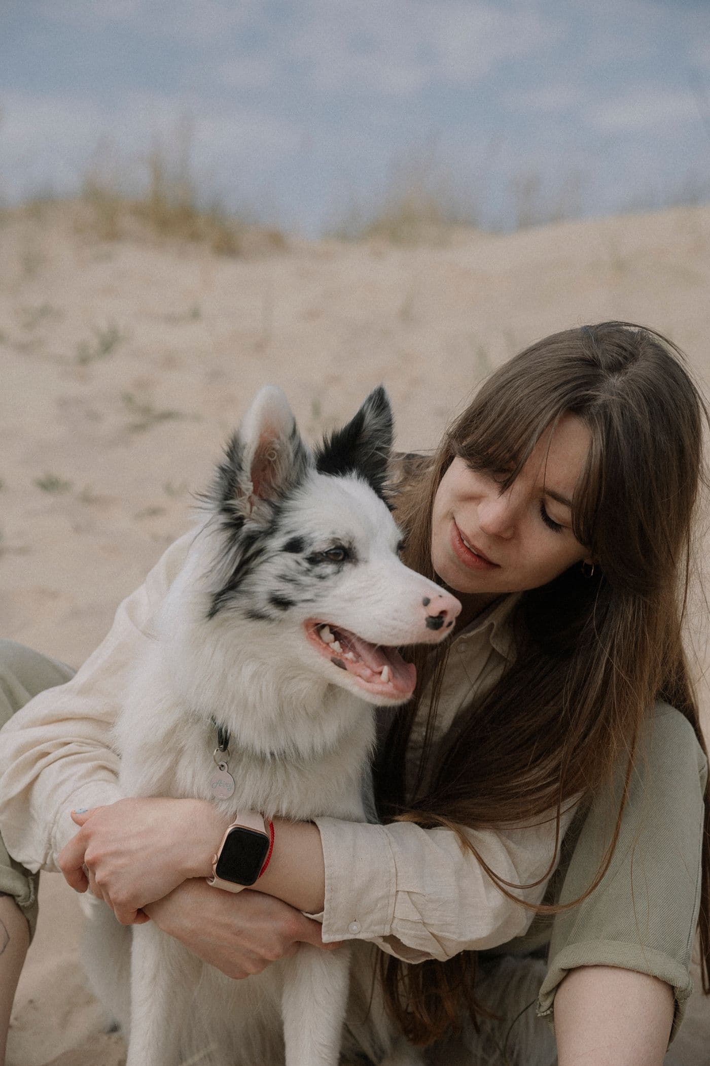 Eine Frau umarmt ihren Hund im Freien
